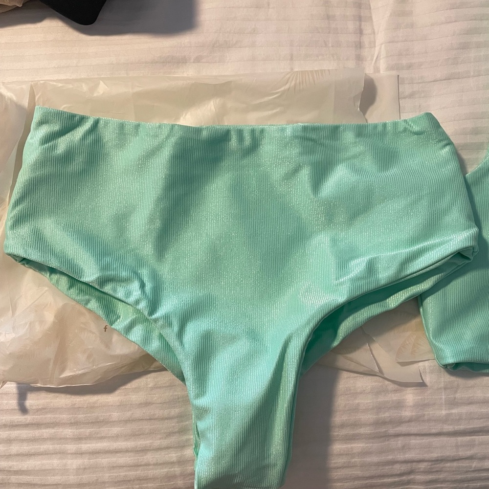 Bikini - Picture 3 of 3